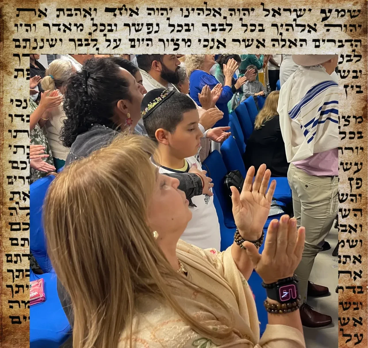 Congregación en oración durante el servicio de Shabbat