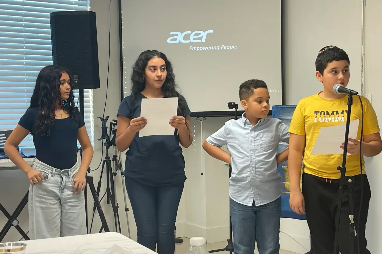 Jóvenes de la congregación en el servicio