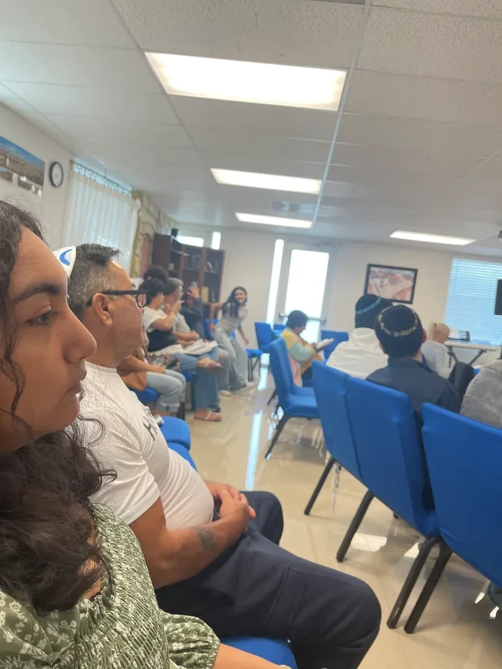 Miembros de la congregación reunidos