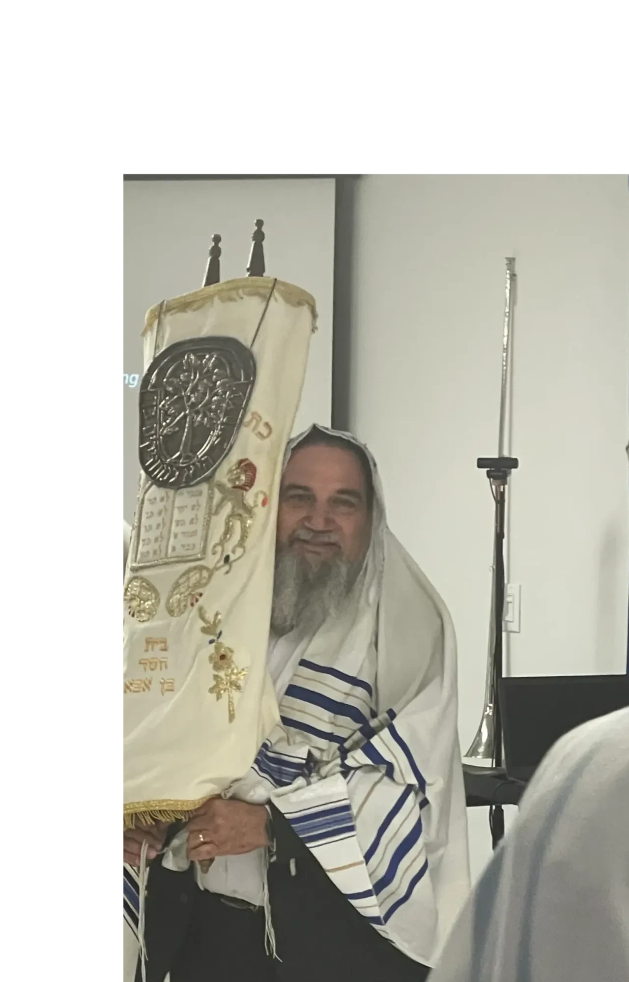 Rabino Moshe Ortiz con el Sefer Torá